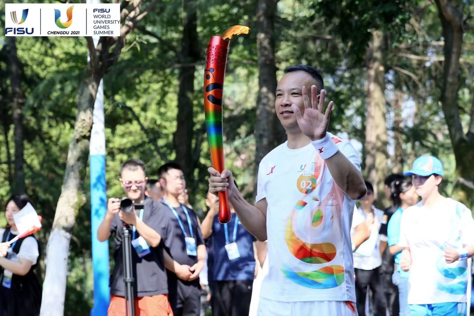 【韦德网站】喜迎大运盛会|迪康药业工会主席林泽虹参与成都大运会火炬传递