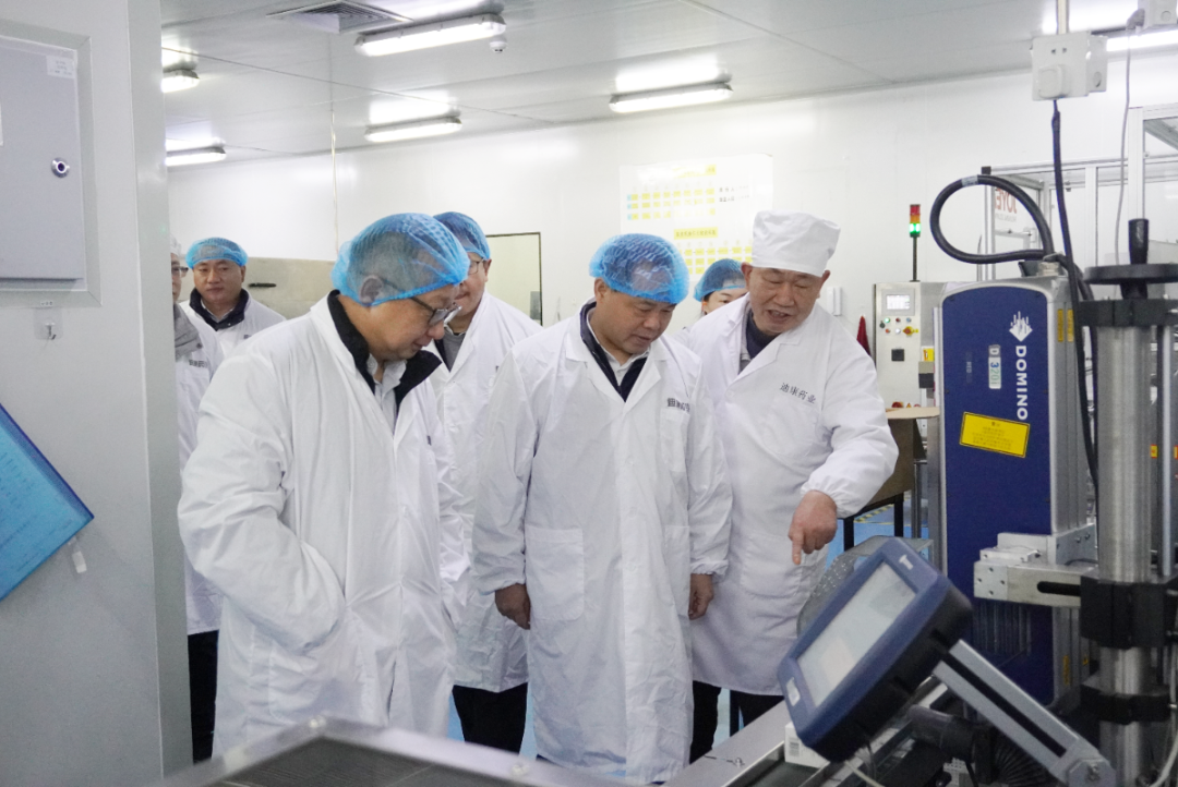 【韦德网站】重庆市万州经开区党工委副书记、管委会主任，区政府党组副书记钟涛一行莅临迪康药业考察调研